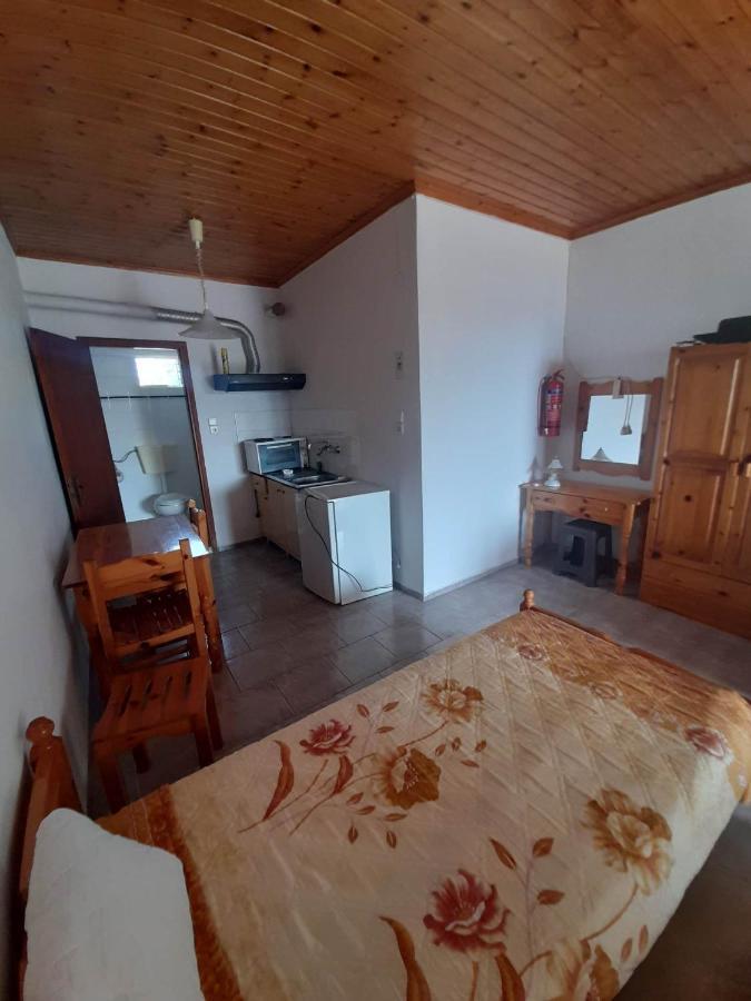 Christina Sunny Rooms Loútsa Exteriör bild