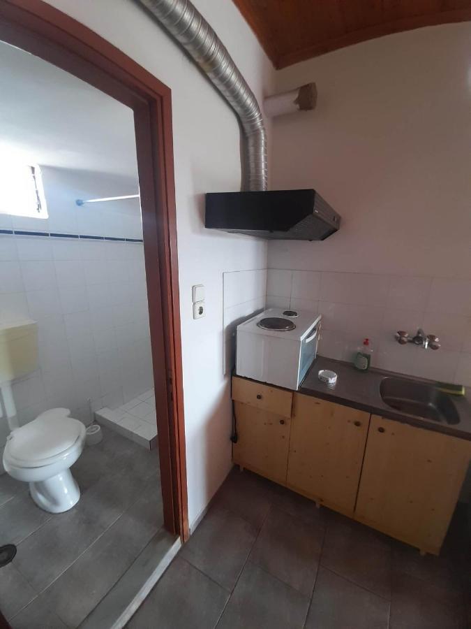 Christina Sunny Rooms Loútsa Exteriör bild