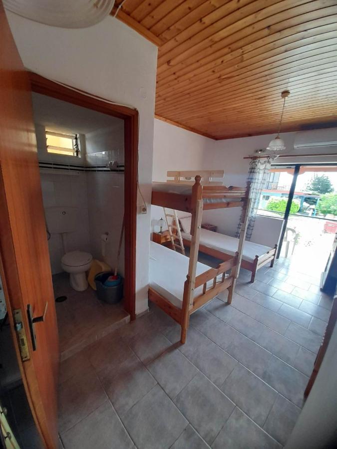 Christina Sunny Rooms Loútsa Exteriör bild