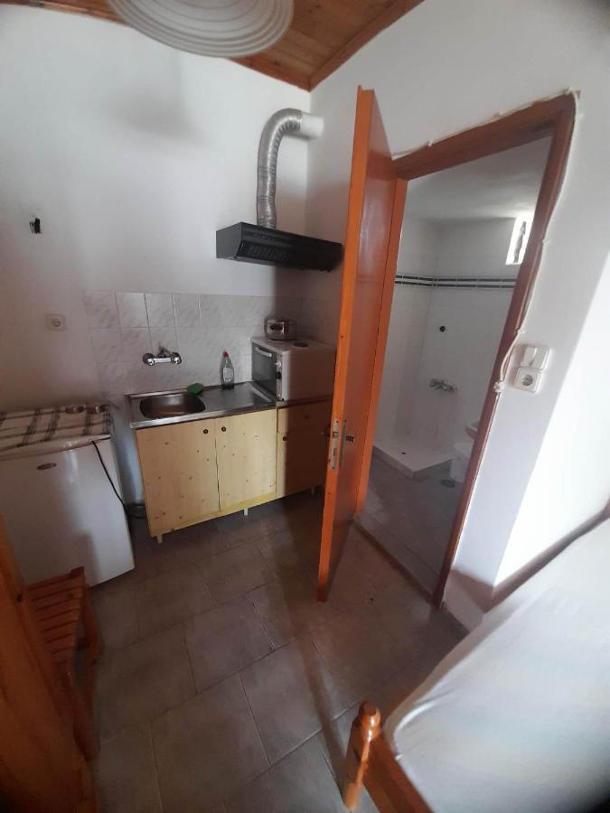Christina Sunny Rooms Loútsa Exteriör bild