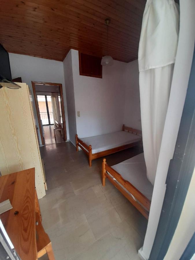 Christina Sunny Rooms Loútsa Exteriör bild