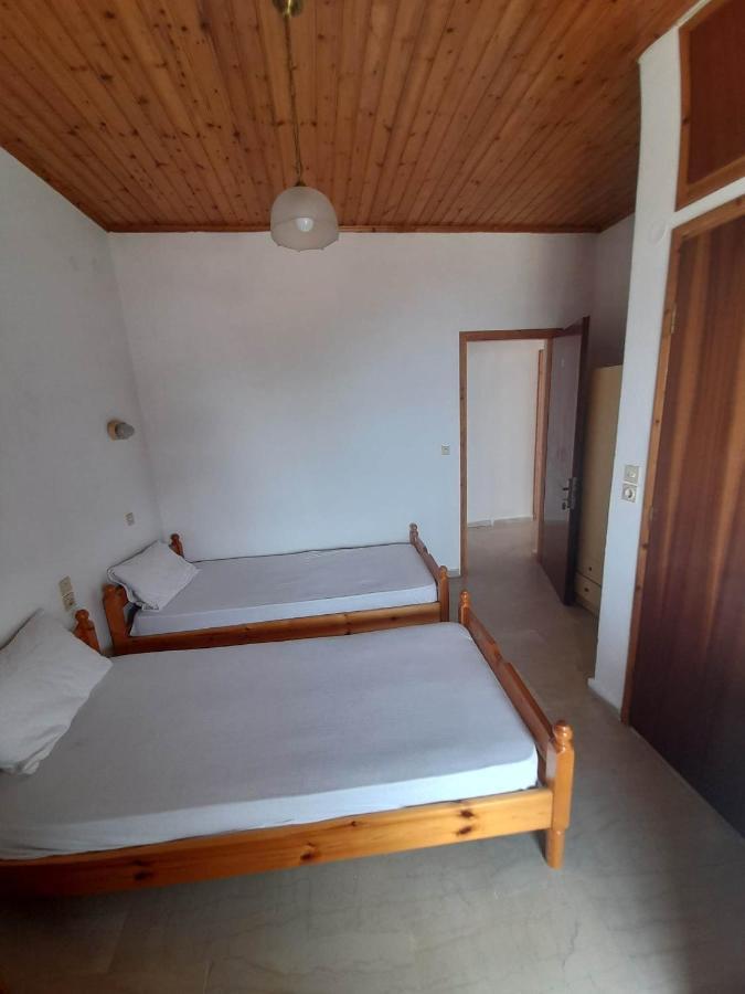 Christina Sunny Rooms Loútsa Exteriör bild