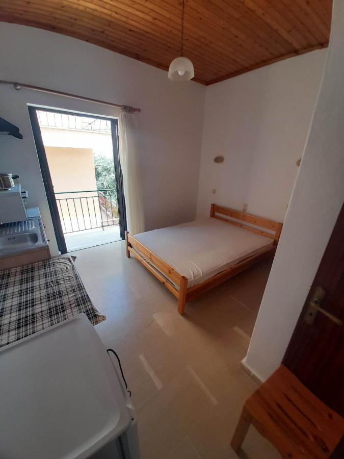 Christina Sunny Rooms Loútsa Exteriör bild