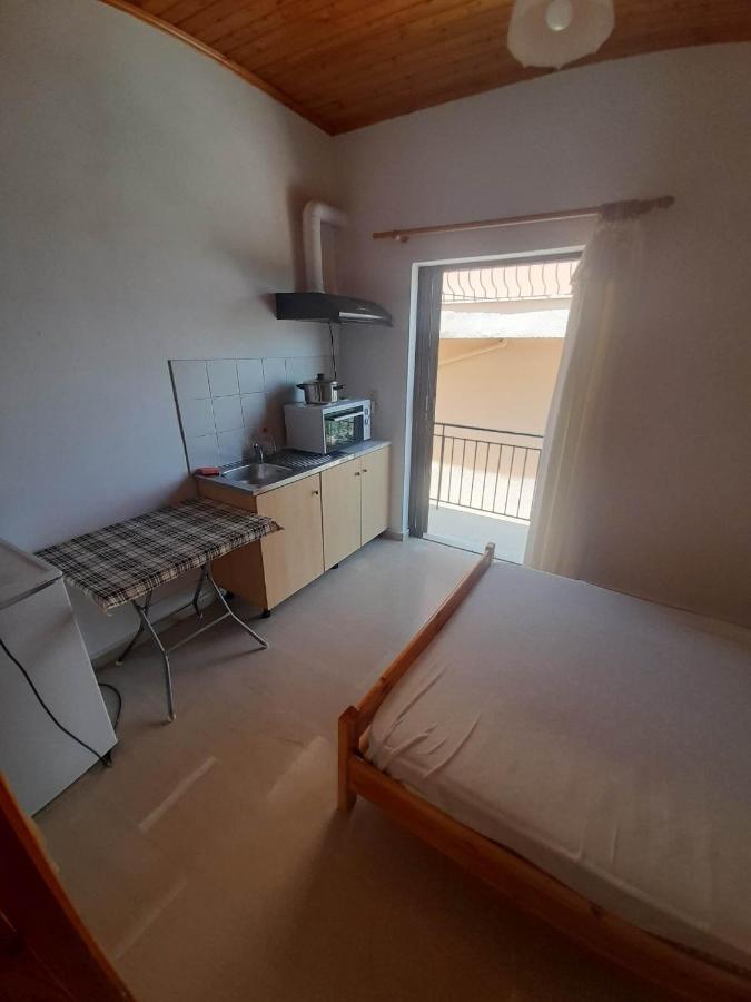 Christina Sunny Rooms Loútsa Exteriör bild