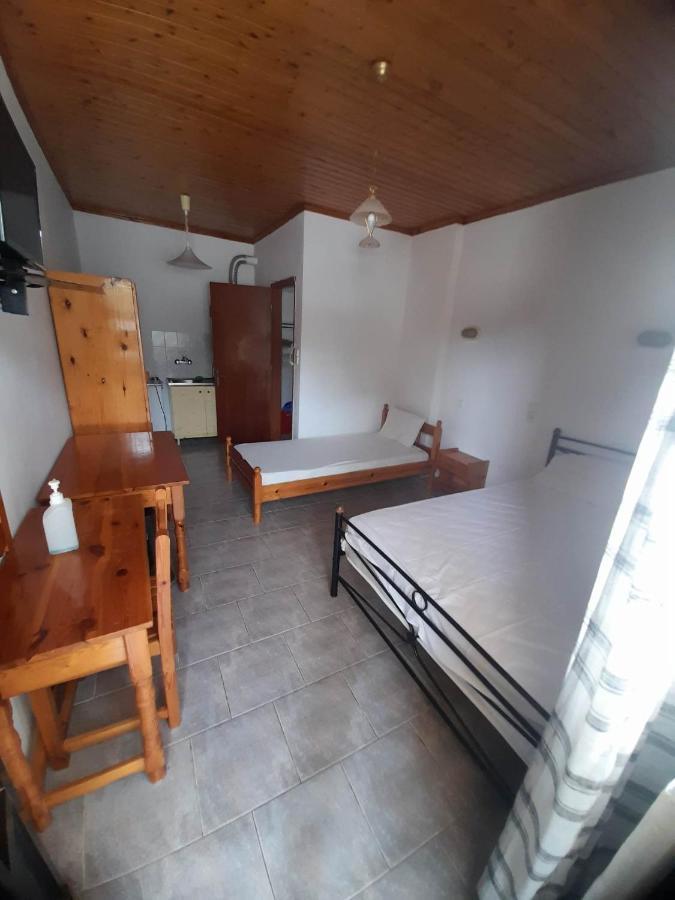 Christina Sunny Rooms Loútsa Exteriör bild