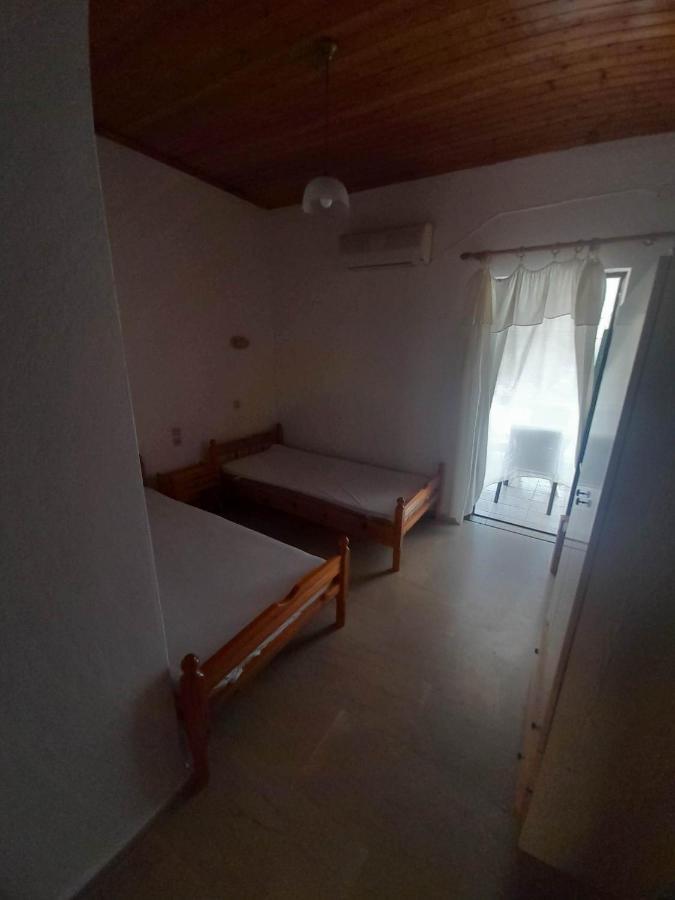 Christina Sunny Rooms Loútsa Exteriör bild